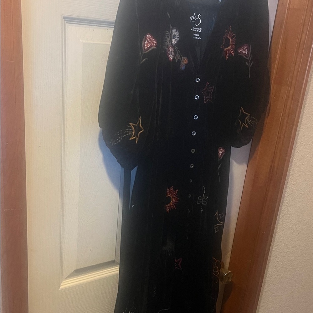 Chic Black Velvet Dress with Embroidered Accents